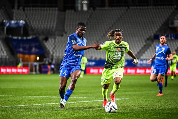 Grenoble Foot 18 - Mamadou Diarra après le nul contre Angers : "Tous les points comptent" - wiwsport Mamadou DIARRA of Grenoble and Justin KALUMBA of Angers during the Ligue 2 BKT match between Grenoble and Angers at Stade des Alpes on April 15, 2024 in Grenoble, France.(Photo by Baptiste Fernandez/Icon Sport via Getty Images)