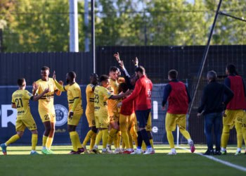 Ligue 2 : Pau de Bingourou Kamara et d'Henri Saivet corrige Laval et continue de rêver des play-offs - wiwsport