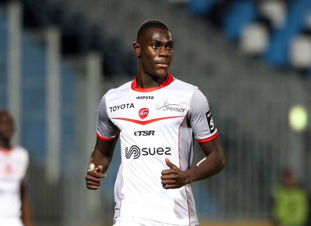 Football : Moussa Niakhaté envoie un message de soutien à son ancien club, Valenciennes, après la relégation - wiwsport