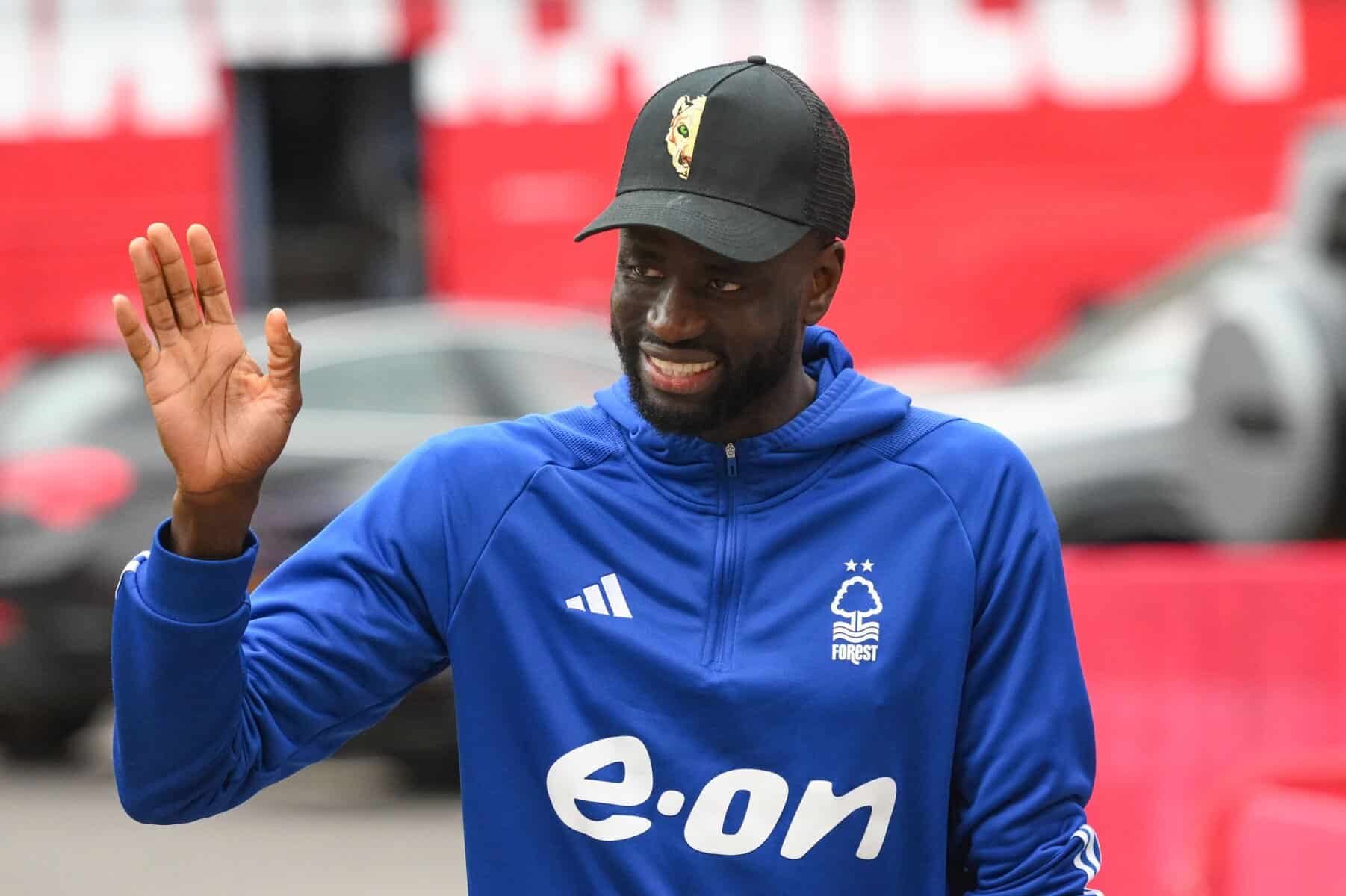 Mercato : Cheikhou Kouyaté "proposé" à Trabzonspor en Turquie - wiwsport Cheikhou Kouyate of Nottingham Forest is waving at his team's supporters during the Premier League match between Nottingham Forest and Fulham at the City Ground in Nottingham, on April 2, 2024. (Photo by MI News/NurPhoto via Getty Images)