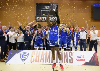 Basket - D1 Suisse : Cheikh Sané et Fribourg Olympic remportent le titre après avoir battu Massagano (91-77) - wiwsport Basket - D1 Suisse : Cheikh Sané et Fribourg Olympic remportent le titre après avoir battu Massagano (91-77) - wiwsport