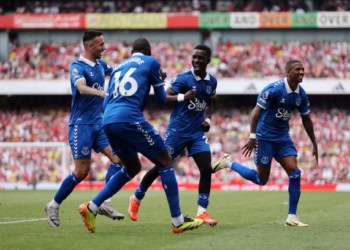 LONDON, ENGLAND - MAY 19: Idrissa Gueye of Everton celebrates scoring his team's first goal with teammates during the Premier League match between Arsenal FC and Everton FC at Emirates Stadium on May 19, 2024 in London, England. (Photo by Julian Finney/Getty Images)