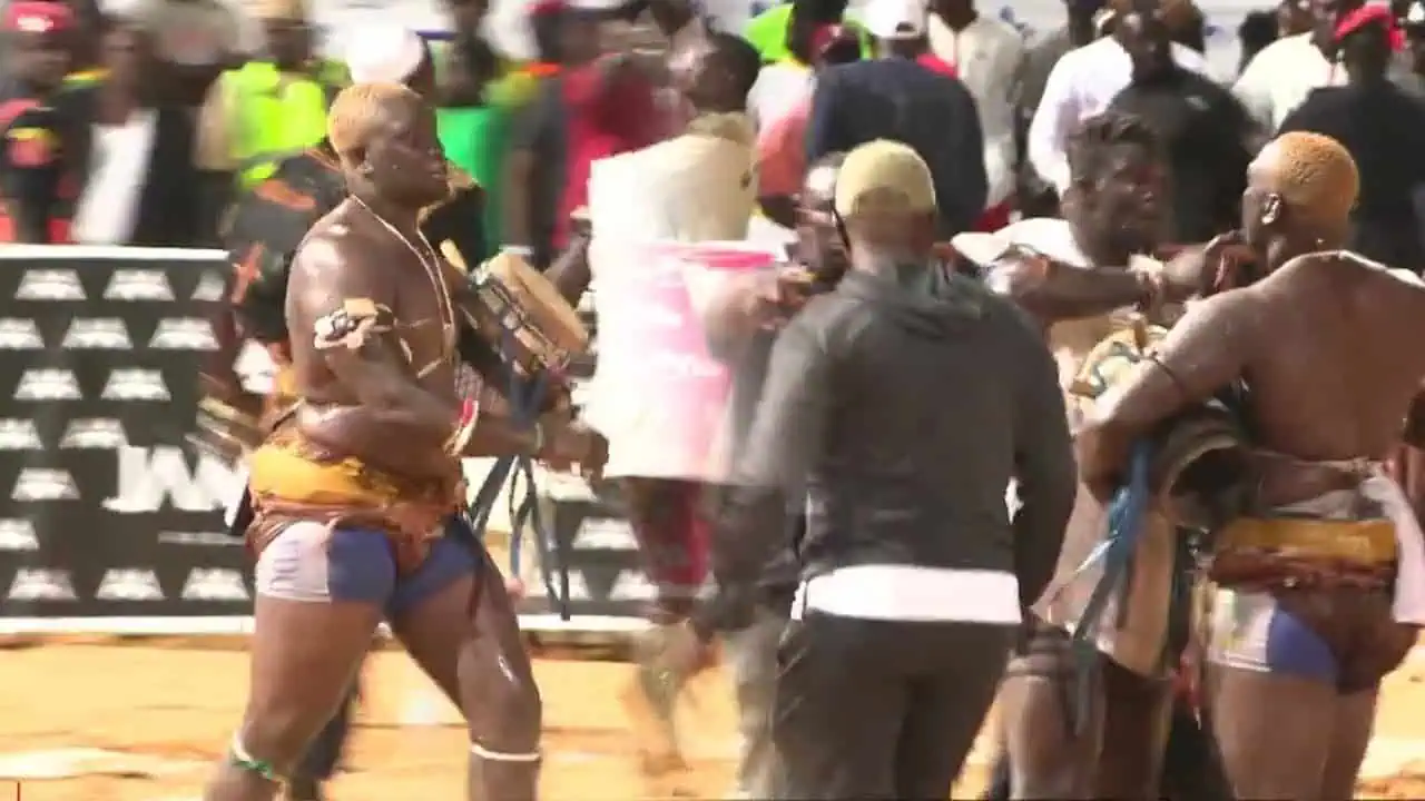 Lamb : Youssou Ndour bat Talfa et met fin à son invincibilité - wiwsport Lamb : Youssou Ndour bat Talfa et met fin à son invincibilité - wiwsport