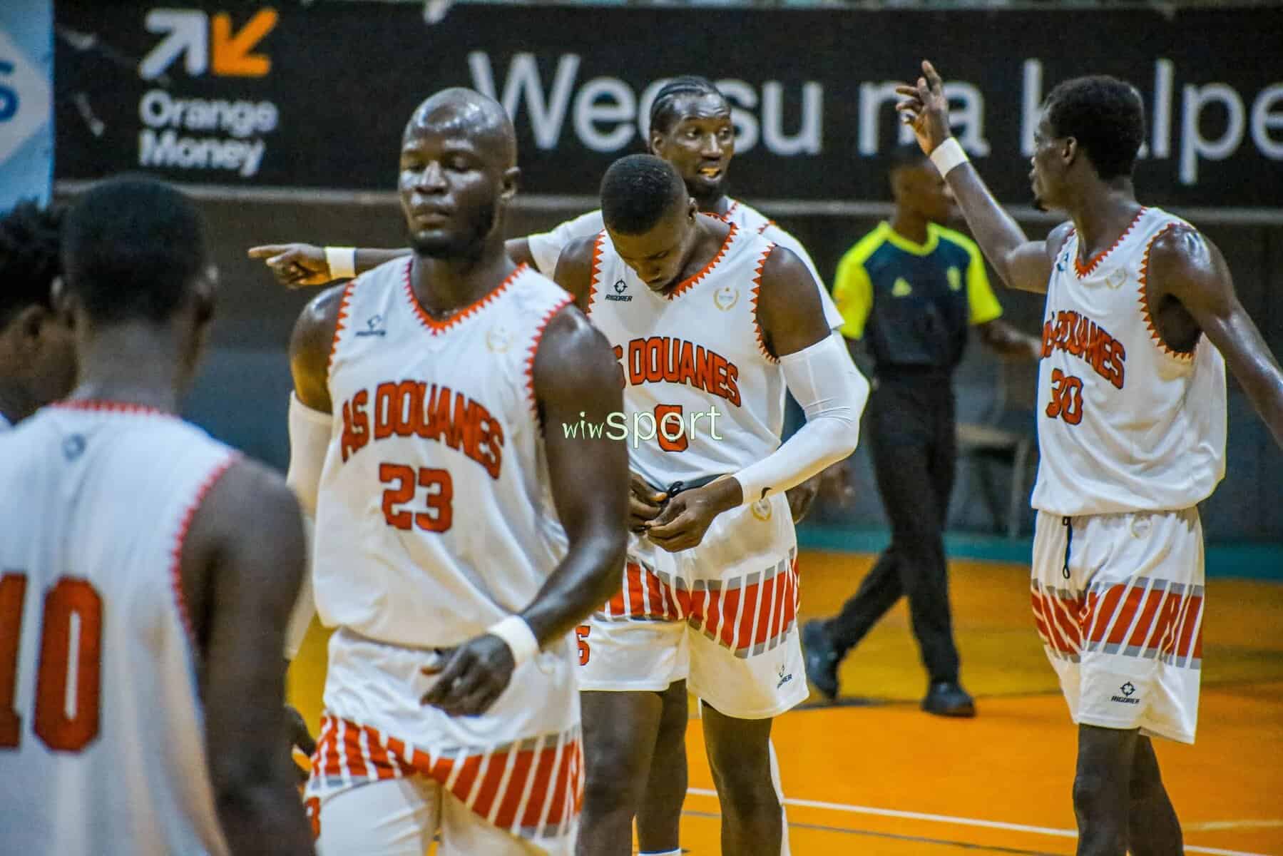 Final 8 – N1 masculin : Malgré sa qualification pour le Final 4, l'AS Douanes s'impose largement contre l'US Rail (85-42) et déroche un 5e succès consécutif - wiwsport Final 8 – N1 masculin : Malgré sa qualification pour le Final 4, l'AS Douanes s'impose largement contre l'US Rail (85-42) et déroche un 5e succès consécutif - wiwsport