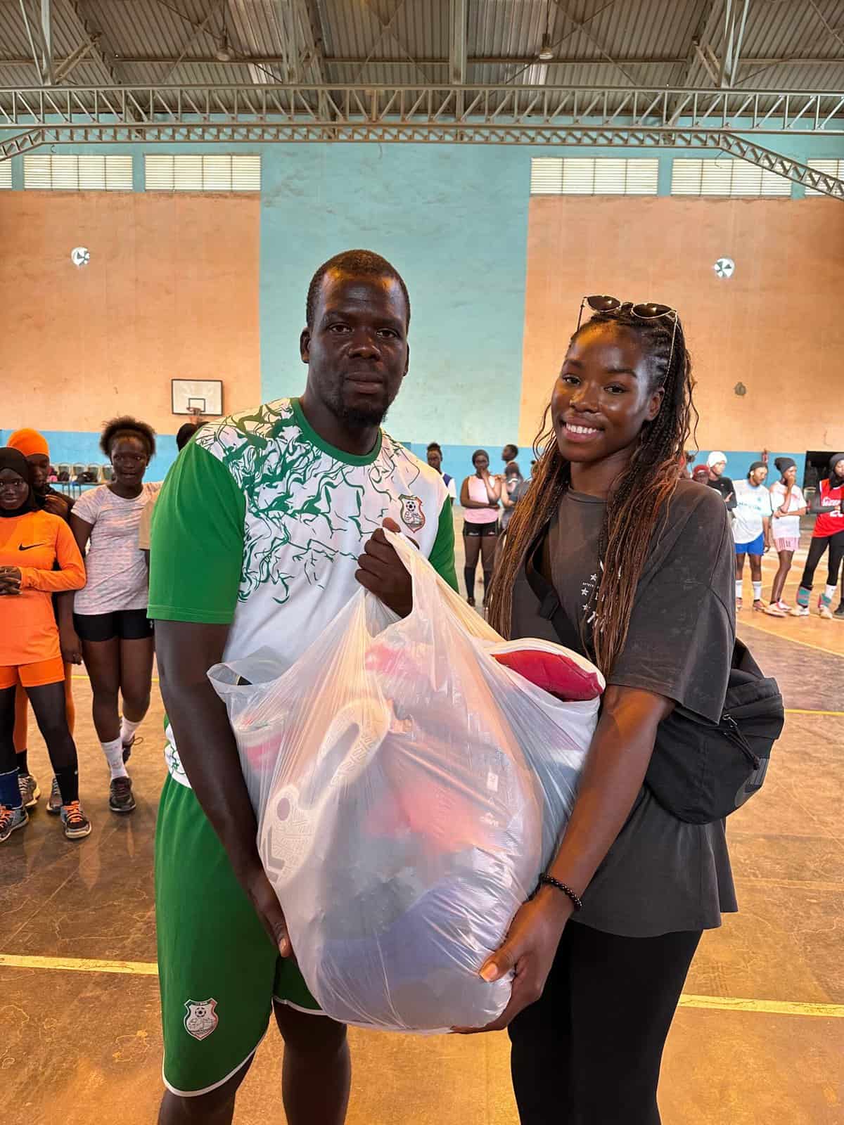 Handball - Festival Fau Africa : La capitaine de l'équipe nationale, Hawa Ndiaye offre des kits à plusieurs clubs de Thiès - wiwsport
