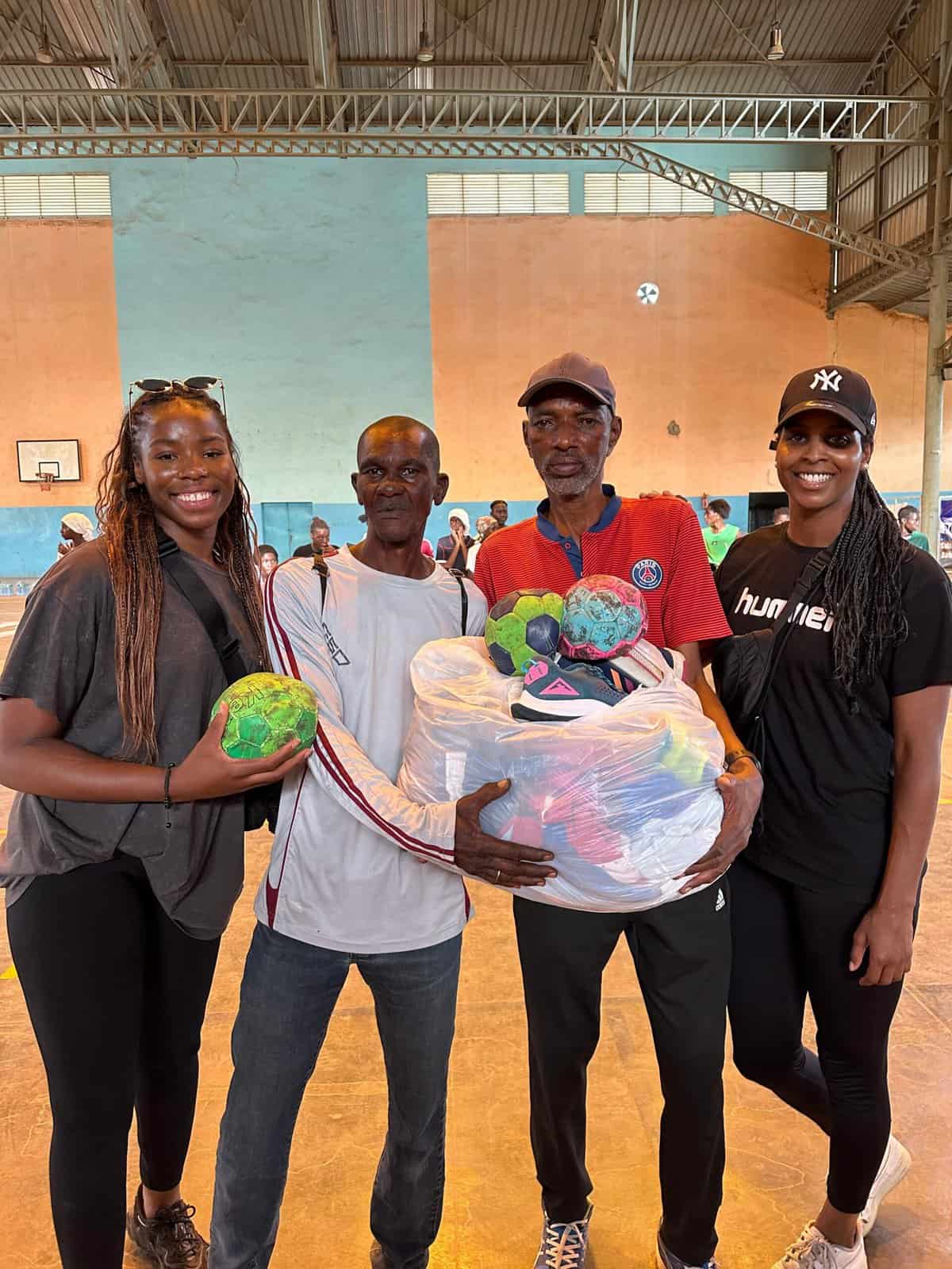 Handball - Festival Fau Africa : La capitaine de l'équipe nationale, Hawa Ndiaye offre des kits à plusieurs clubs de Thiès - wiwsport