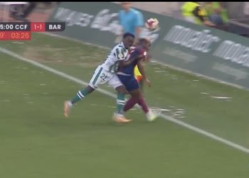 Córdoba - Barça Atlètic : Le vilain coup d'épaule du Malien Youssouf Diarra qui balance complètement Mikayil Faye dans les panneaux publicitaires - wiwsport Screenshot