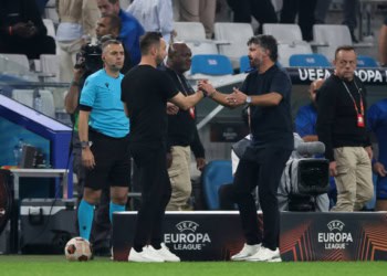 MARSEILLE, FRANCE - OCTOBER 05: Roberto De Zerbi Head Coach of Brighton and Gennaro Gattuso Head coach of Olympique De Marseille shake hands following the final whistle of the UEFA Europa League Group B match between Olympique de Marseille and Brighton & Hove Albion at Stade de Marseille on October 05, 2023 in Marseille, France. (Photo by Jonathan Moscrop/Getty Images)