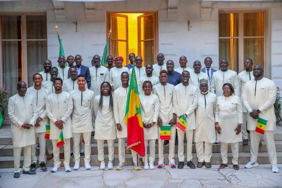 JO 2024 - La ministre des Sports Khady Diene Gaye a remis le drapeau national aux athlètes à Paris ! - wiwsport