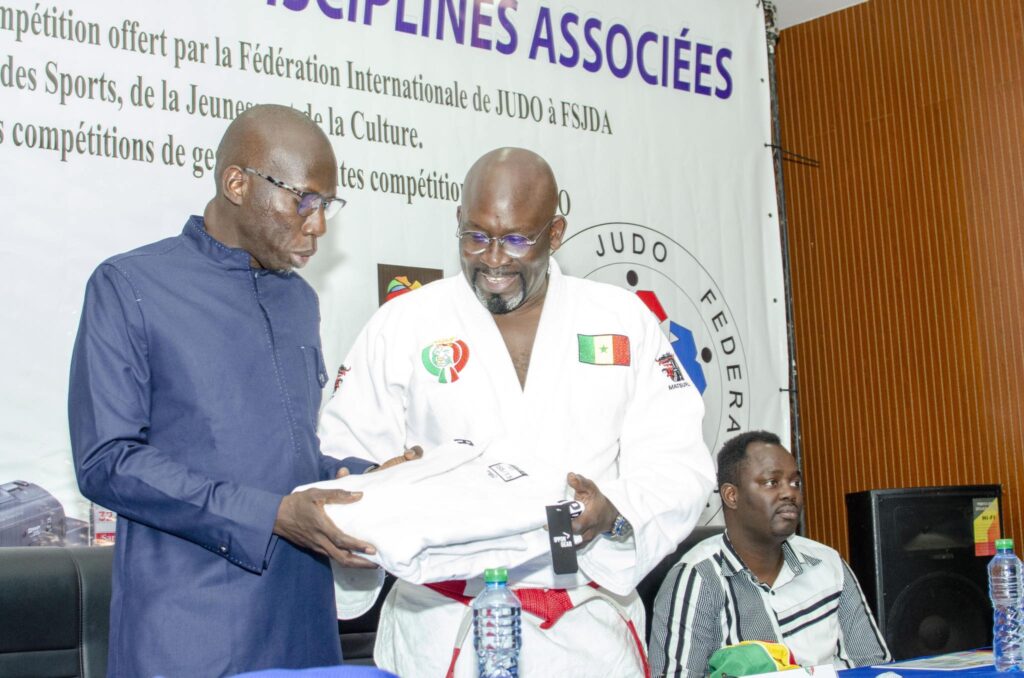 La Fédération Sénégalaise de Judo réceptionne un lot important de matériels pour la compétition de haut niveau et se dote d'un bus ! - wiwsport La Fédération Sénégalaise de Judo réceptionne un lot important de matériels pour la compétition de haut niveau et se dote d'un bus ! - wiwsport