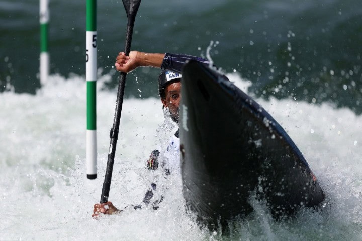 JO Paris 2024 : Canoë Slalom : Yves Bourhis termine dernier de la première manche et se complique les demi-finales - wiwsport JO Paris 2024 : Canoë Slalom : Yves Bourhis termine dernier de la première manche et se complique les demi-finales - wiwsport