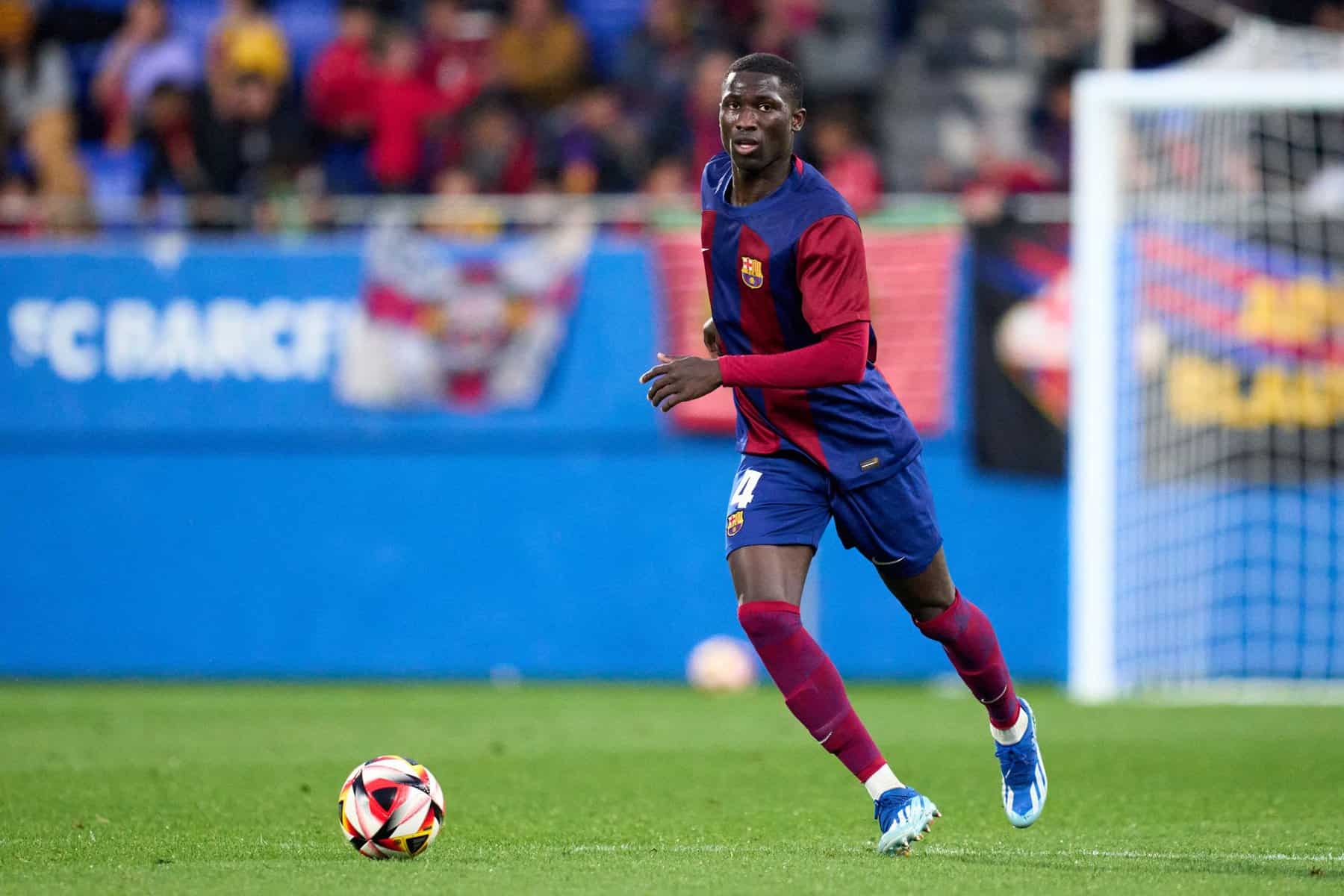 Mercato : Accord entre le FC Barcelone et le Los Angeles FC pour le transfert de Mamadou Mbacké Fall - wiwsport BARCELONA, SPAIN - APRIL 07: Mamadou Mbacke of FC Barcelona Atletic runs with the ball during the Primera RFEF match between FC Barcelona Atletic and CD Arenteiro at Estadi Johan Cruyff on April 07, 2024 in Barcelona, Spain. (Photo by Alex Caparros/Getty Images)