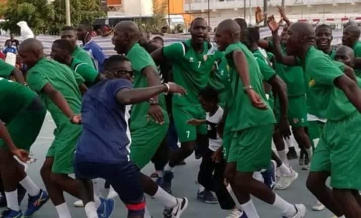 Championnat Élite Hommes – J12 : L’ASFA est officiellement championne du Sénégal suite à sa victoire sur la JA (38-22) - wiwsport Championnat Élite Hommes – J12 : L’ASFA est officiellement championne du Sénégal suite à sa victoire sur la JA (38-22) - wiwsport
