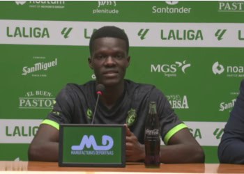 Racing Santander : Quand Pape Kouly Diop doit faire le traducteur... en wolof pour la présentation de Maguette Gueye - wiwsport