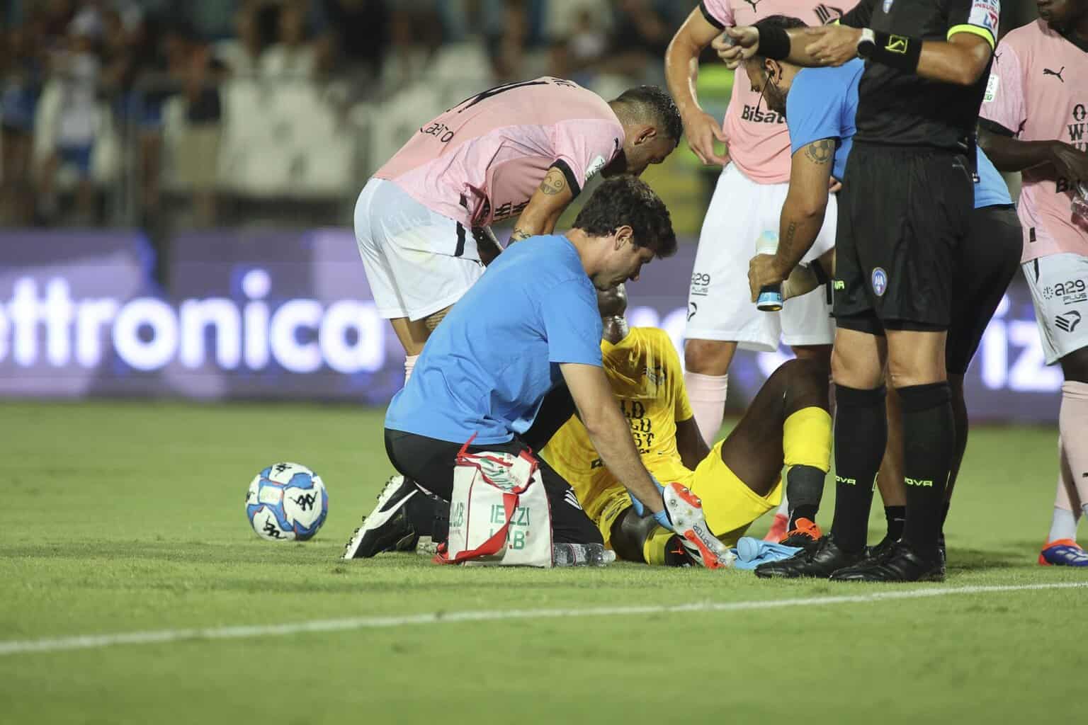 Palerme - Blessé lors de la première journée de la saison, Alfred Gomis sera opéré ! - wiwsport Palerme - Blessé lors de la première journée de la saison, Alfred Gomis sera opéré ! - wiwsport