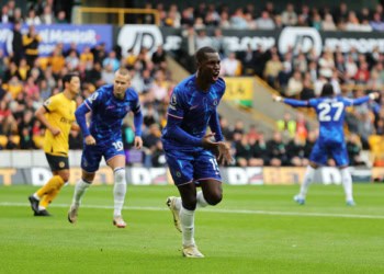 WOLVERHAMPTON, ENGLAND - AUGUST 25: Nicolas Jackson of Chelsea celebrates scoring his team's first goal during the Premier League match between Wolverhampton Wanderers FC and Chelsea FC at Molineux on August 25, 2024 in Wolverhampton, England. (Photo by David Rogers/Getty Images)
