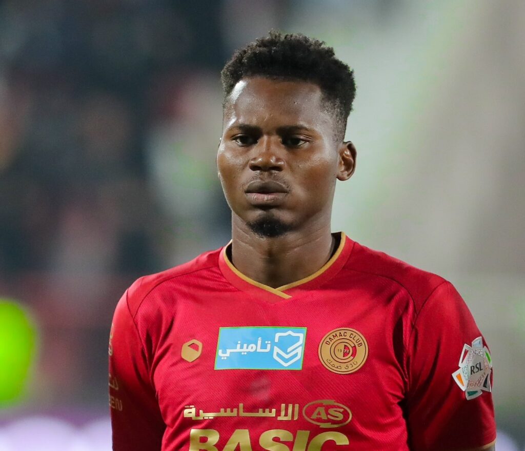 Saudi Pro League : Habib Diallo sorti sur blessure avec Damac après 20 minutes - wiwsport Saudi Pro League : Habib Diallo sorti sur blessure avec Damac après 20 minutes - wiwsport