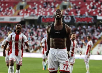 Sivasspor : Le carton rouge de Keïta Baldé contre Gaziantep, « peut-être qu'il voulait montrer ses abdos » selon son entraîneur - wiwsport