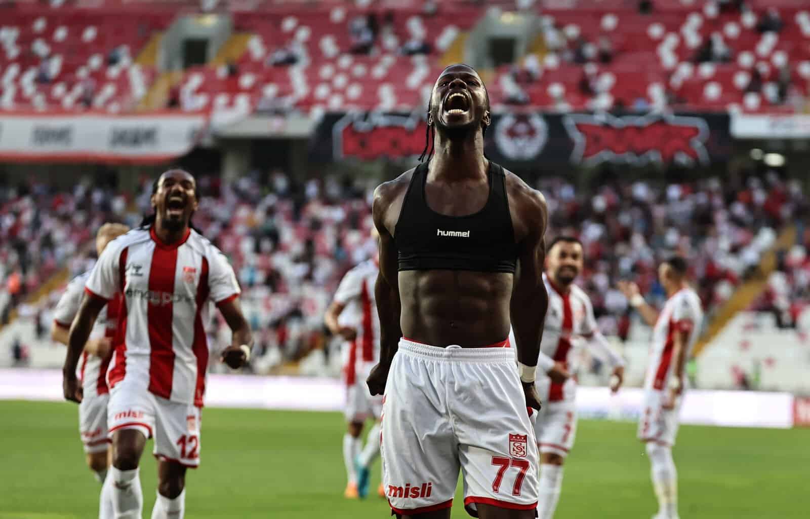 Sivasspor : Le carton rouge de Keïta Baldé contre Gaziantep, « peut-être qu'il voulait montrer ses abdos » selon son entraîneur - wiwsport