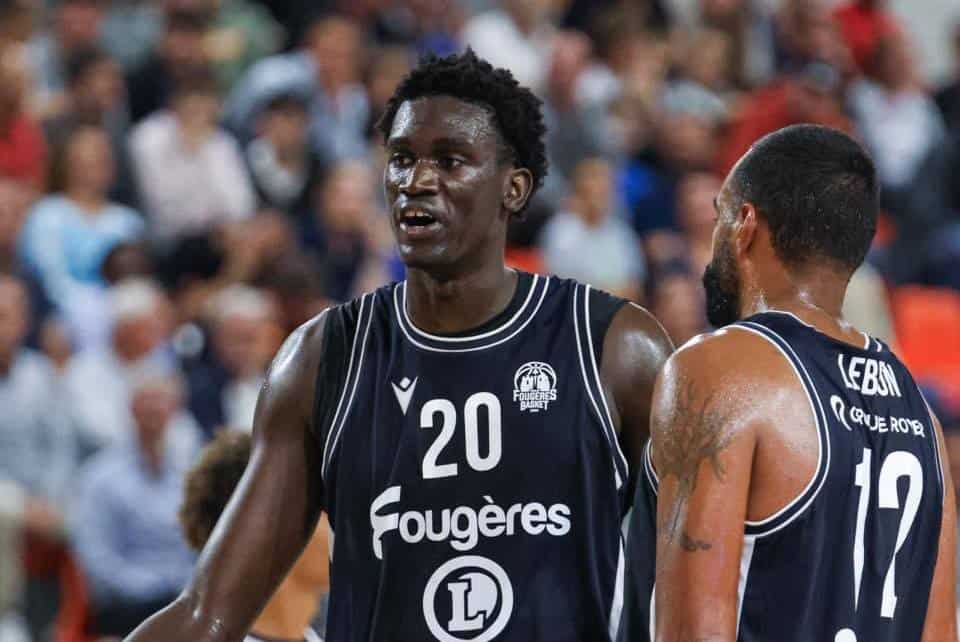 Basket – CDF : Moustapha Diop s'illustre (19 points), mais Fougères s'incline face à Portiers (82-70) en 64e de finale - wiwsport Basket – CDF : Moustapha Diop s'illustre (19 points), mais Fougères s'incline face à Portiers (82-70) en 64e de finale - wiwsport
