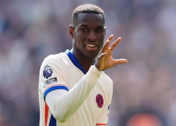 Chelsea : Un supporter suspendu du football pour un commentaire raciste sur Nicolas Jackson - wiwsport