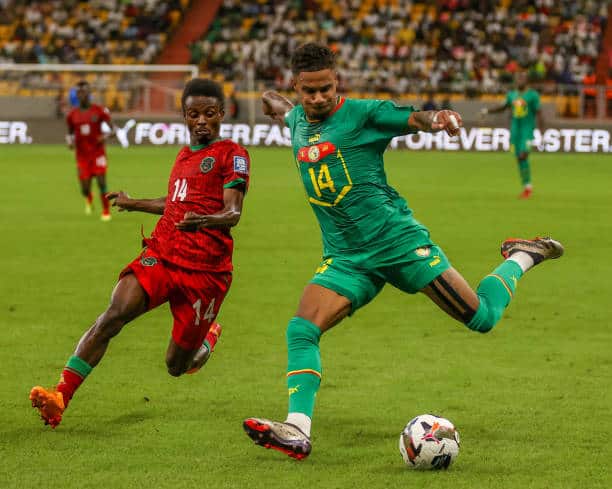 Eliminatoires Mondial 2026 - Pape Thiaw réagit à l'absence d'Ismaïl Jakobs : "Nous attendons…" - wiwsport DIAMNIADIO, SENEGAL - OCTOBER 11: Ismail Jakobs (R) of Senegal in action against Wise D. Mpinganjira (L) of Malawi during the Africa Cup of Nations 2025 Qualifiers football match between Senegal and Malawi at Abdoulaye Wade Stadum in Diamniadio, Senegal on October 11, 2024. (Photo by Cem Ozdel/Anadolu via Getty Images)