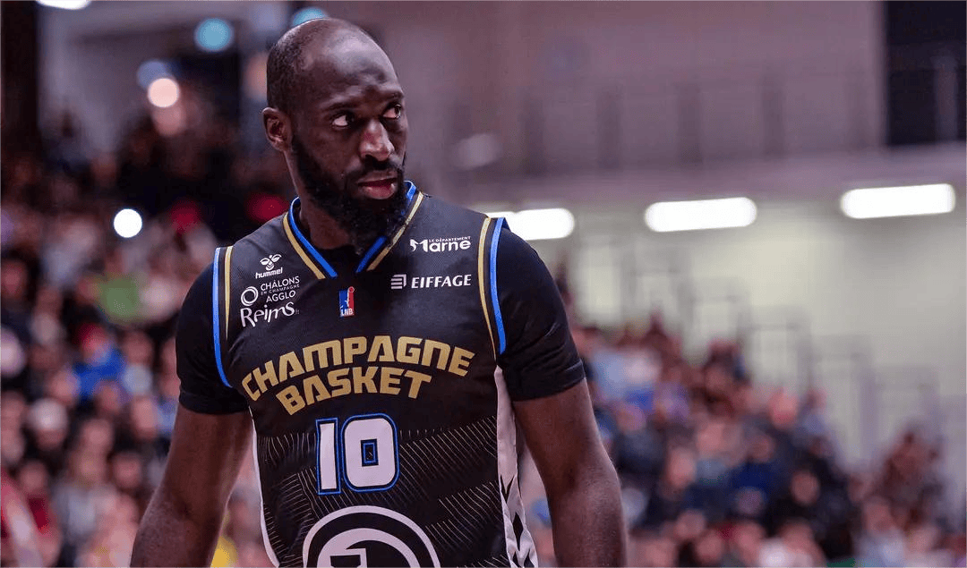 Transfert : Lamine Sambé retourne en NM1 en tant que remplaçant médical - wiwsport Transfert : Lamine Sambé retourne en NM1 en tant que remplaçant médical - wiwsport
