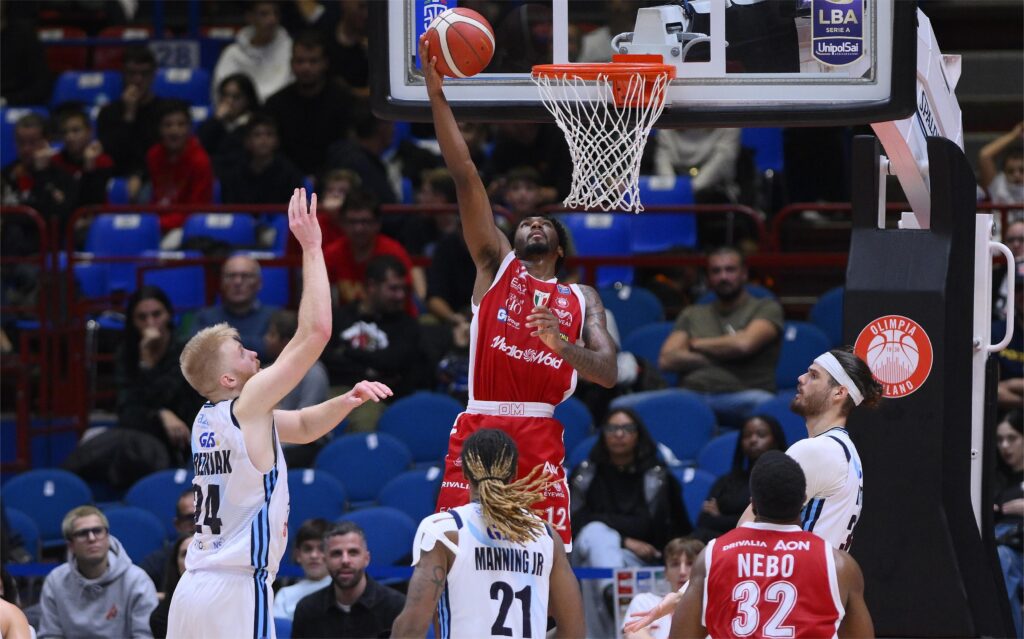 LBA – Serie A : L’Olimpia Milan d’Ousmane Diop dicte sa loi à Napoli (89-82) et poursuit sa bonne série - wiwsport LBA – Serie A : L’Olimpia Milan d’Ousmane Diop dicte sa loi à Napoli (89-82) et poursuit sa bonne série - wiwsport