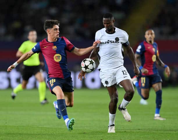 Ligue des Champions - Young Boys de Cheikh Niasse prend l'eau sur la pelouse du Barça (0-5) - wiwsport BARCELONA, SPAIN - OCTOBER 01: Pau of Bayer 04 Leverkusen is challenged by Mohamed Camara of BSC Young Boys during the UEFA Champions League 2024/25 League Phase MD2 match between FC Barcelona and BSC Young Boys at Estadi Olimpic Lluis Companys on October 01, 2024 in Barcelona, Spain. (Photo by David Ramos/Getty Images)
