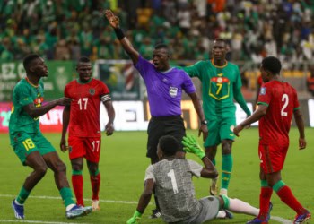 DIAMNIADIO, SENEGAL - OCTOBER 11: Players object to the referee during the Africa Cup of Nations 2025 Qualifiers football match between Senegal and Malawi at Abdoulaye Wade Stadum in Diamniadio, Senegal on October 11, 2024. (Photo by Cem Ozdel/Anadolu via Getty Images)