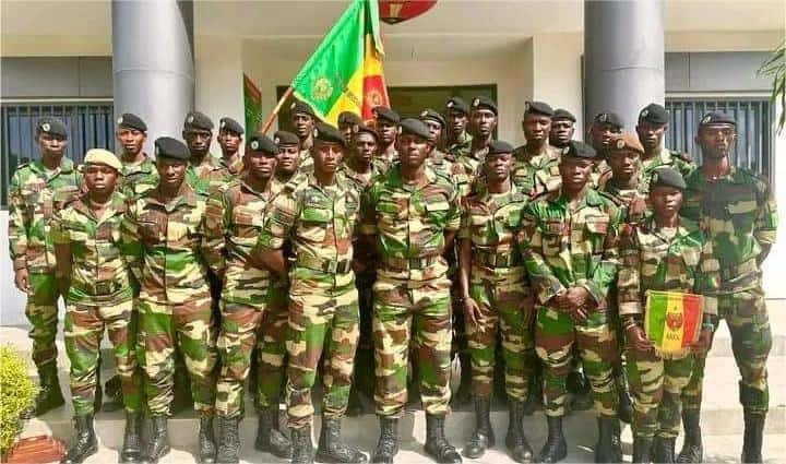 Jeux Africains Militaires : La délégation de l’ASFA a reçu le drapeau national des mains du commandant - wiwsport Jeux Africains Militaires : La délégation de l’ASFA a reçu le drapeau national des mains du commandant - wiwsport
