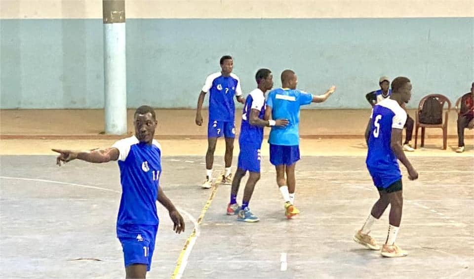 Final Four – Championnat Régional Hommes : L’UCAD trop forte écarte Sen Handball (28-27) et rejoint Keur Massar en finale - wiwsport Final Four – Championnat Régional Hommes : L’UCAD trop forte écarte Sen Handball (28-27) et rejoint Keur Massar en finale - wiwsport