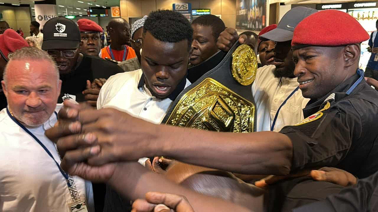 MMA : (vidéo) Revivez l’accueil exceptionnel réservé au Champion du monde Reug Reug ! - wiwsport MMA : (vidéo) Revivez l’accueil exceptionnel réservé au Champion du monde Reug Reug ! - wiwsport