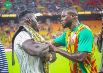 Le Champion du monde Reug Reug a présenté sa ceinture aux Lions et au public du Stade Abdoulaye Wade ! - wiwsport