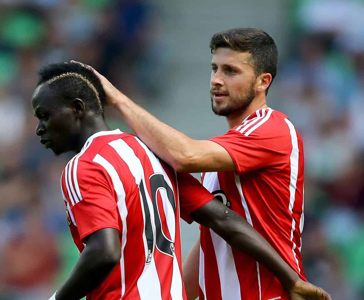 Southampton - Les confidences d'un ancien coéquipier sur les premiers pas de Sadio Mané : « Il était horrible » - wiwsport GRONINGEN, NETHERLANDS - JULY 18: Sadio Mane of FC Southampton (L) celebrates the second goal with Shane Long of FC Southampton during the friendly match between FC Groningen and FC Southampton at Euroborg Arena on July 18, 2015 in Groningen, Netherlands. (Photo by Christof Koepsel/Getty Images)