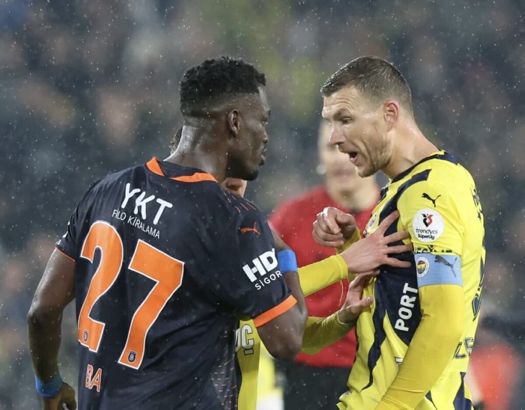 Başakşehir : Ousseynou Ba prend cher après son expulsion contre Fenerbahçe - wiwsport Başakşehir : Ousseynou Ba prend cher après son expulsion contre Fenerbahçe - wiwsport