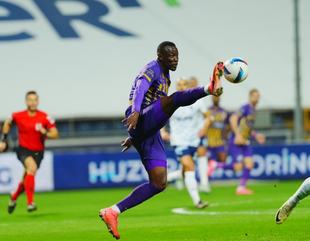 Süper Lig : Eyüpspor tient tête à Fenerbahçe, Mame Baba Thiam décisif - wiwsport Süper Lig : Eyüpspor tient tête à Fenerbahçe, Mame Baba Thiam décisif - wiwsport