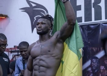 MMA : (vidéo) Le combat de gladiateur livré par Tafsir Ba qui corrige Amao Sadiq et fait sauter de joie BG2, Reug Reug et Eumeu Sène - wiwsport