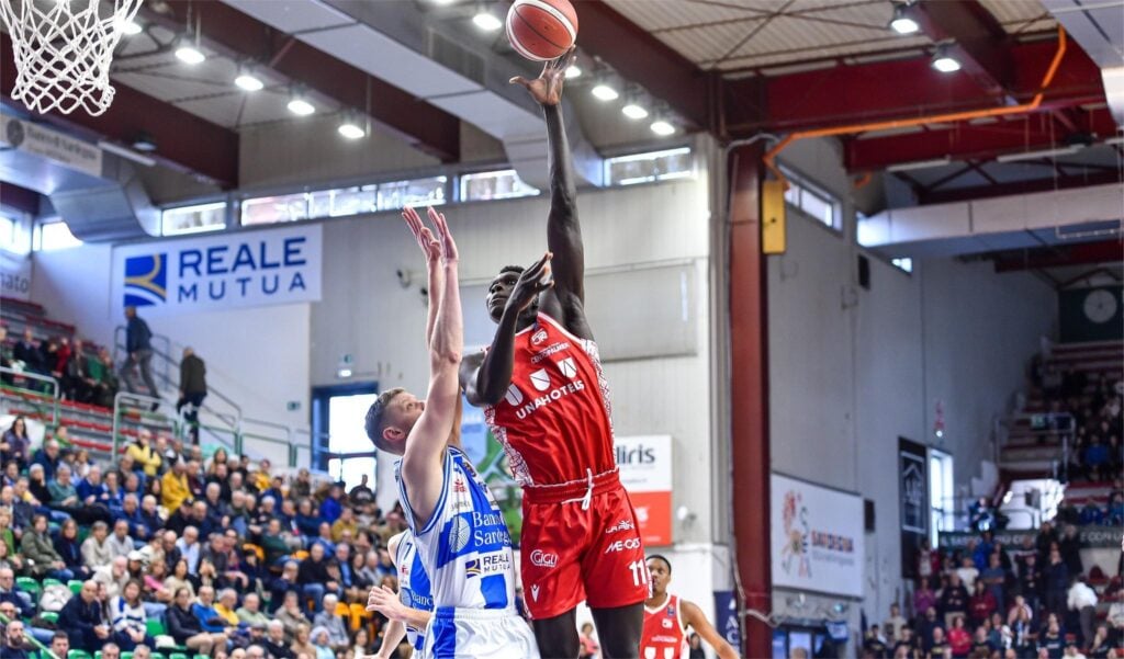LBA – Série A : Reggiana de Mouhamed Faye (9 points, 11 rebonds) poursuit sa série victorieuse en dominant Sassari (79-72) - wiwsport LBA – Série A : Reggiana de Mouhamed Faye (9 points, 11 rebonds) poursuit sa série victorieuse en dominant Sassari (79-72) - wiwsport
