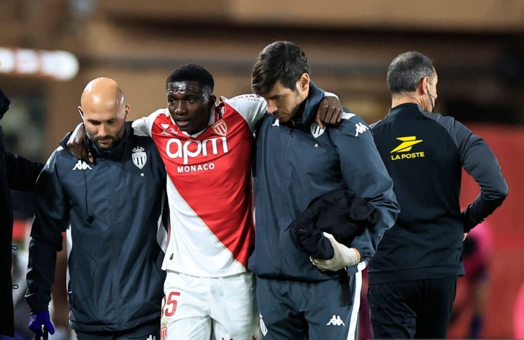 AS Monaco : Inquiétude pour Lamine Camara, sorti sur blessure face au PSG - wiwsport AS Monaco : Inquiétude pour Lamine Camara, sorti sur blessure face au PSG - wiwsport