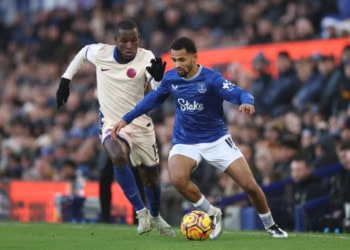 LIVERPOOL, ENGLAND - DECEMBER 22: Iliman Ndiaye of Everton runs with the ball whilst under pressure from Nicolas Jackson of Chelsea during the Premier League match between Everton FC and Chelsea FC at Goodison Park on December 22, 2024 in Liverpool, England. (Photo by Carl Recine/Getty Images)