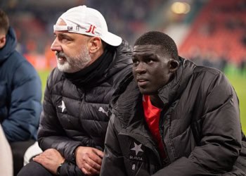El Hadji Malick Diouf, aux cootés de l'entraîneur Jindrich Trpisovsky, en communion avec les supporters du Slavia Prague après le match de Ligue Europa contre Malmö (2-2)