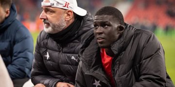 El Hadji Malick Diouf, aux cootés de l'entraîneur Jindrich Trpisovsky, en communion avec les supporters du Slavia Prague après le match de Ligue Europa contre Malmö (2-2)