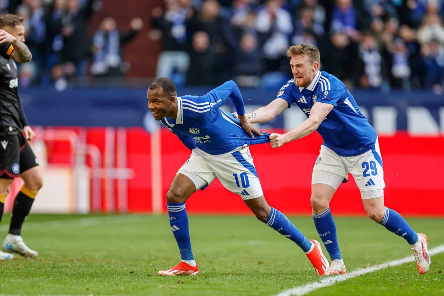 Bundesliga 2 : Pape Meïssa Ba marque son premier but, Schalke se relance en battant Karlsruher - wiwsport Bundesliga 2 : Pape Meïssa Ba marque son premier but, Schalke se relance en battant Karlsruher - wiwsport