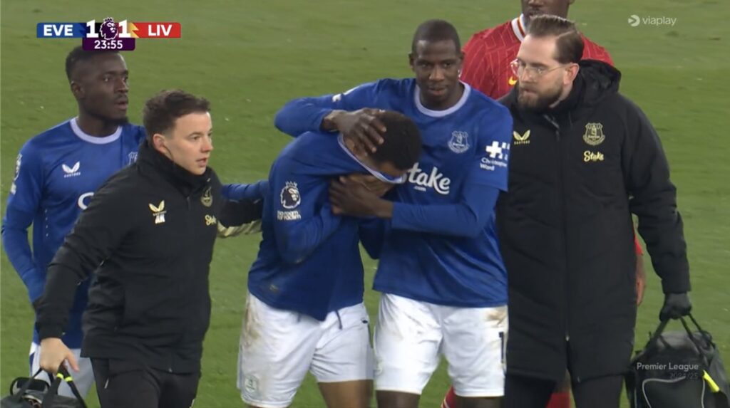 Premier League : En larmes, Iliman Ndiaye (Everton) sort sur blessure contre Liverpool - wiwsport Premier League : En larmes, Iliman Ndiaye (Everton) sort sur blessure contre Liverpool - wiwsport