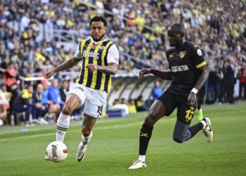 ISTANBUL, TURKIYE - MAY 26: Joshua King (L) of Fenerbahce in action against Racine Coly (R) of Istanbulspor during last week of the Turkish Super Lig football match between Fenerbahce and Istanbulspor at Ulker Stadium in Istanbul, Turkiye on May 26, 2024. (Photo by Arif Hudaverdi Yaman/Anadolu via Getty Images)