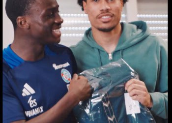Vidéo : Après Moussa Niakhaté et Nicolas Jackson, Habib Diarra offre des tenues traditionnelles à ses coéquipiers - wiwsport