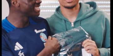 Vidéo : Après Moussa Niakhaté et Nicolas Jackson, Habib Diarra offre des tenues traditionnelles à ses coéquipiers - wiwsport