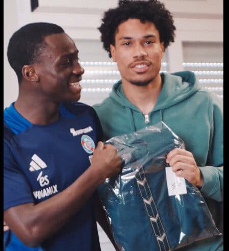 Vidéo : Après Moussa Niakhaté et Nicolas Jackson, Habib Diarra offre des tenues traditionnelles à ses coéquipiers - wiwsport Vidéo : Après Moussa Niakhaté et Nicolas Jackson, Habib Diarra offre des tenues traditionnelles à ses coéquipiers - wiwsport