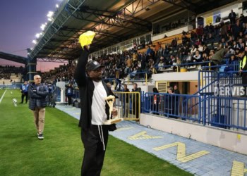 Grèce : Henri Camara honoré comme légende du Panetolikos FC - wiwsport